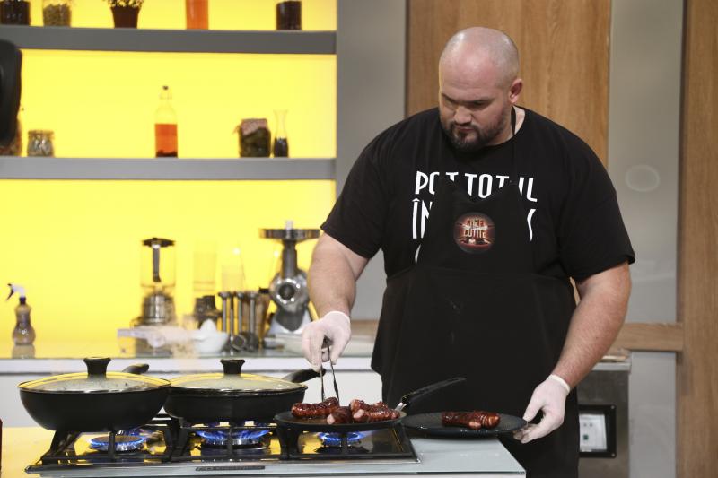 Gheorghe Ignat gătind la chefi la cuțite