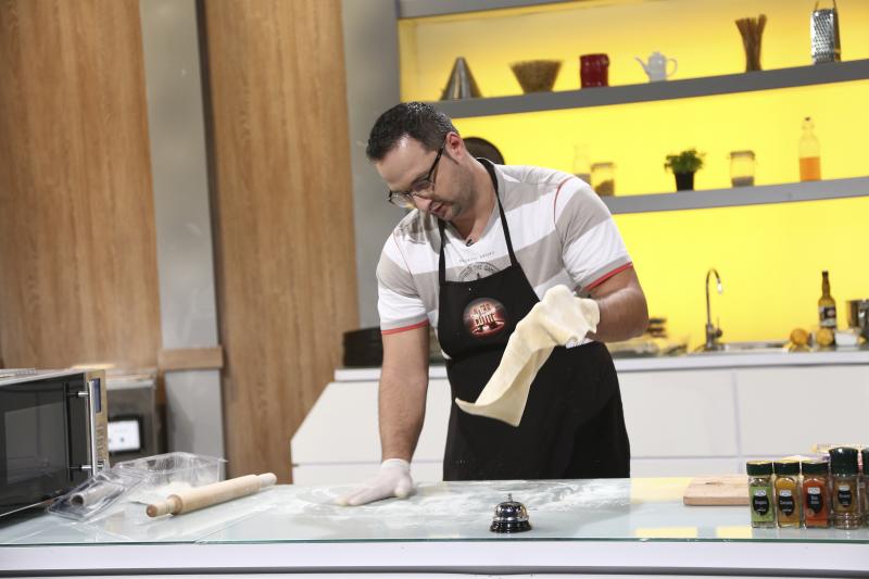 Alexandru Brobonea gatind in bucataria chefi la cutite