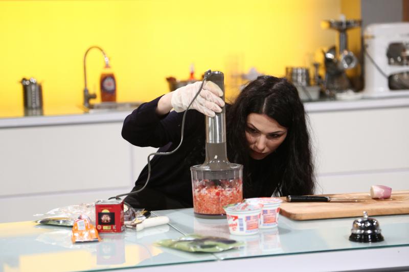 Ana Maria Anthon gătind la chefi la cuțite