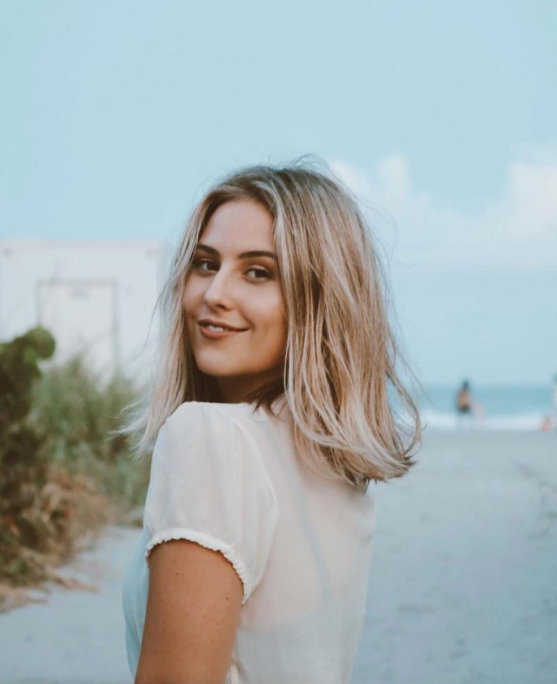 Montanna Morris, pozandu-se la mare