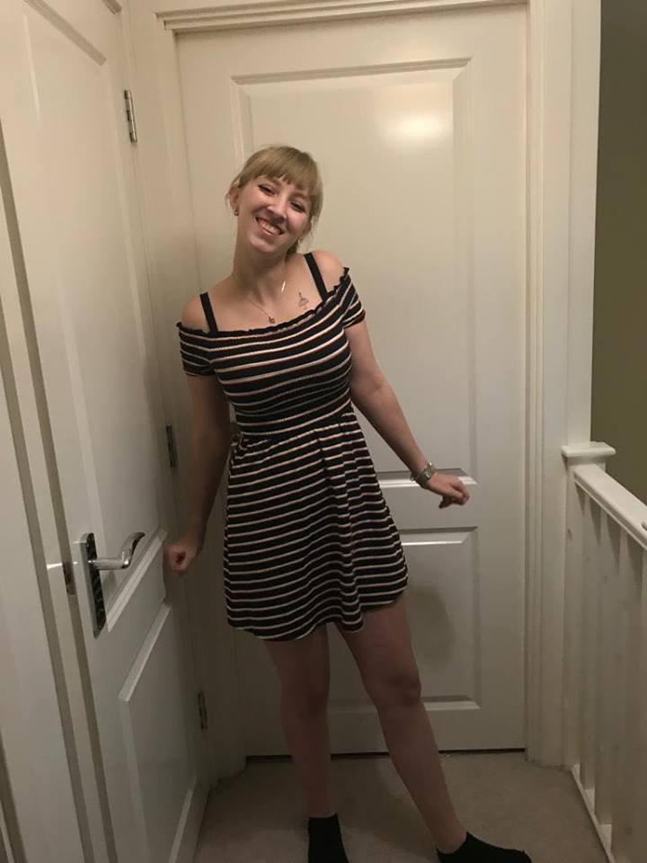 Lindsey Coubray imbracata cu o rochie in dungi