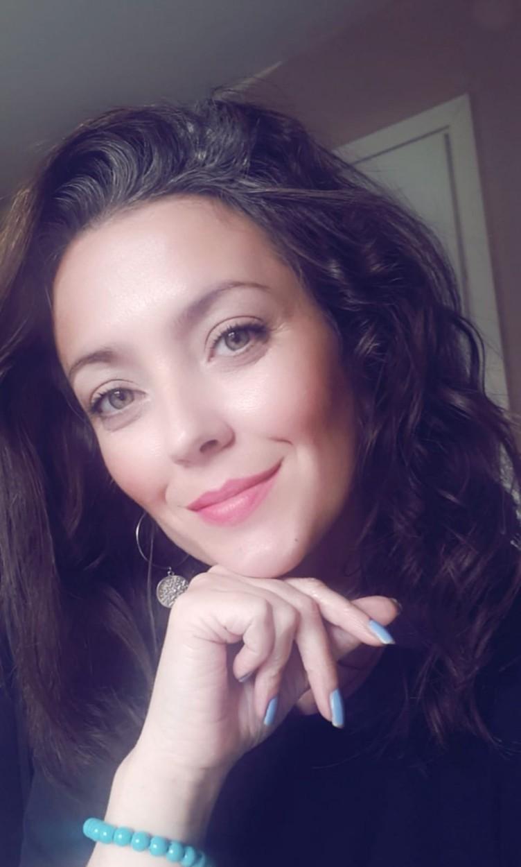 Clare Rice, selfie in timp ce tine mana la barbie