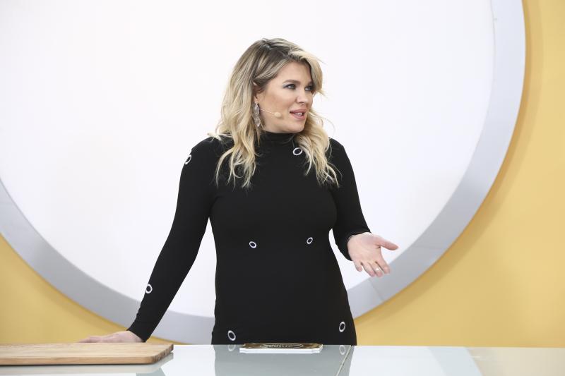 gina pistol in bucataria emiisiunii chefi la cutite, intr-o rochie neagra