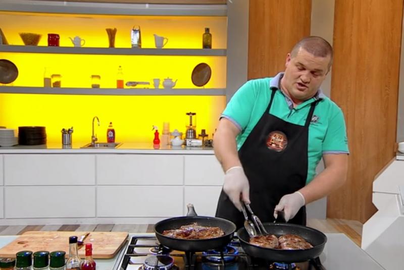 daniel ciurlică gătind la chefi la cutite