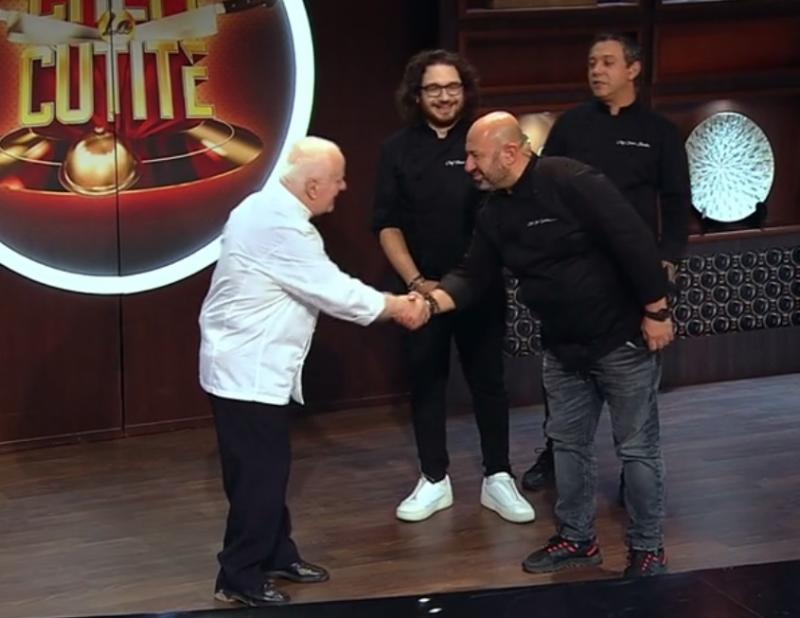 Gheorghe Vătafu, dând mâna cu cei trei jurați „Chefi la cuțite”