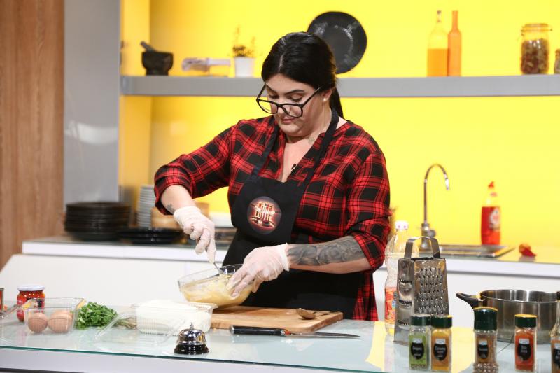 Georgiana Neda Ebru gatind in bucataria chefi la cutite