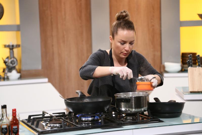  Valentina Ioniță gatind la chefi la cutite