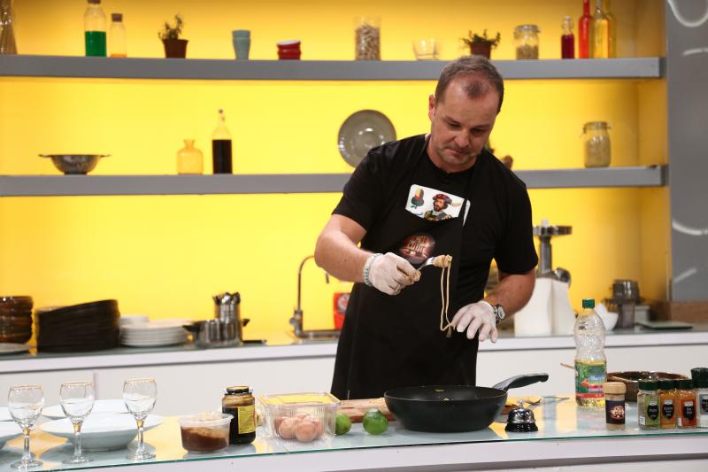 Mircea Tand gatind in bucataria emisiunii chefi la cutite