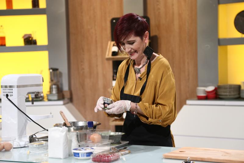 Lucia Mara gatind in bucataria chefi la cutite