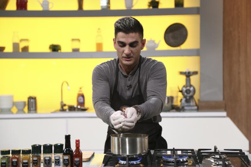 Cristian Farkas Ulise in bucataria chefi la cutite