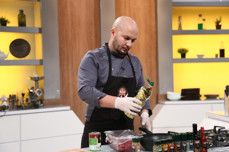 Marius Sînzieanu gătind la „Chefi la cuțite”