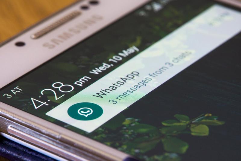 Imagine ilustrativă cu aplicația Whatsapp de pe ecranul unui telefon