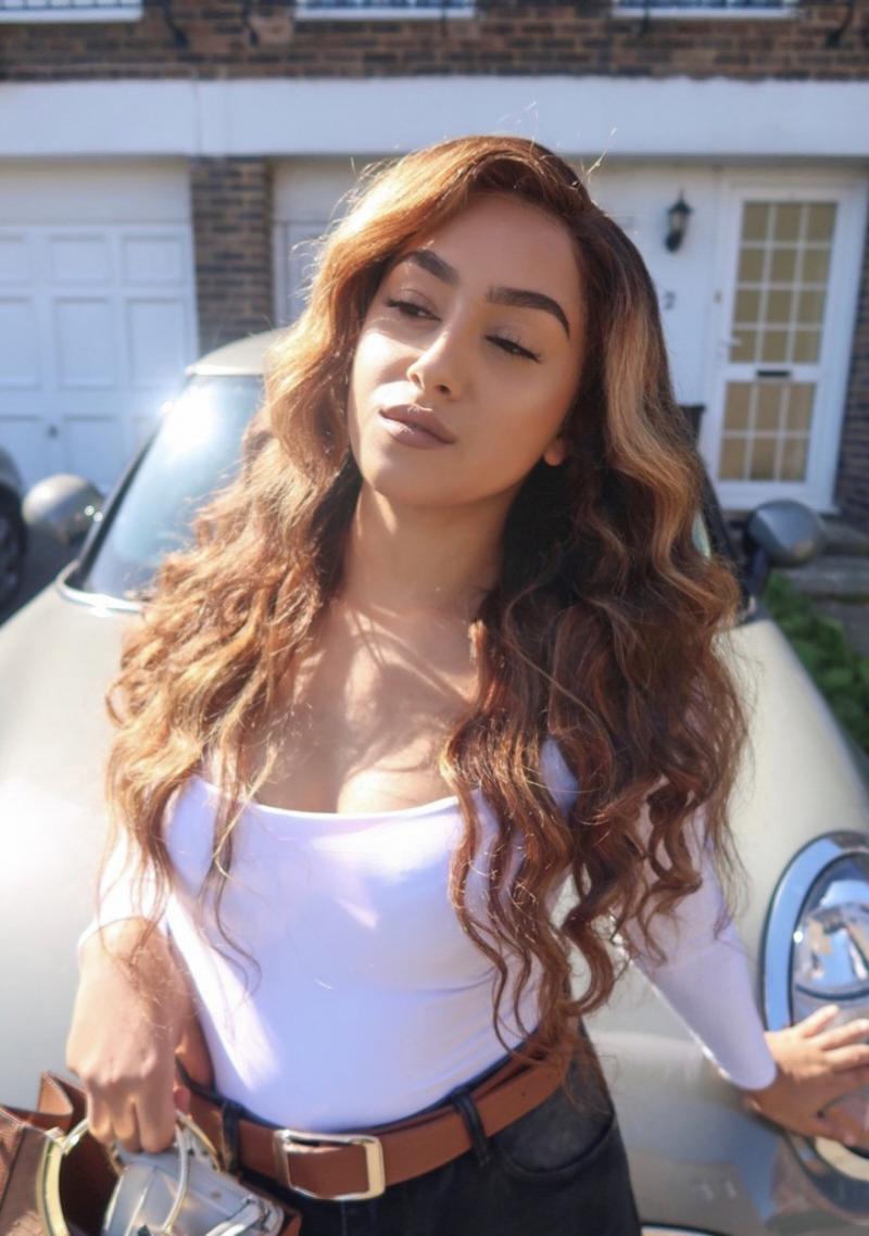 Niah Selway, îmbrăcată cu blugi și o bluză albă