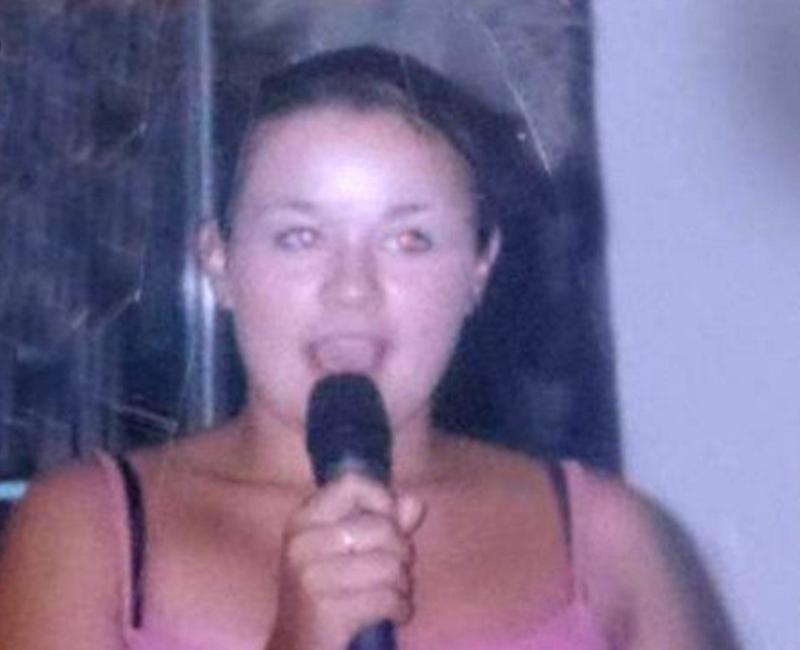 Krystina Jamieson, înainte de operațiile estetice, vorbind la un microfon