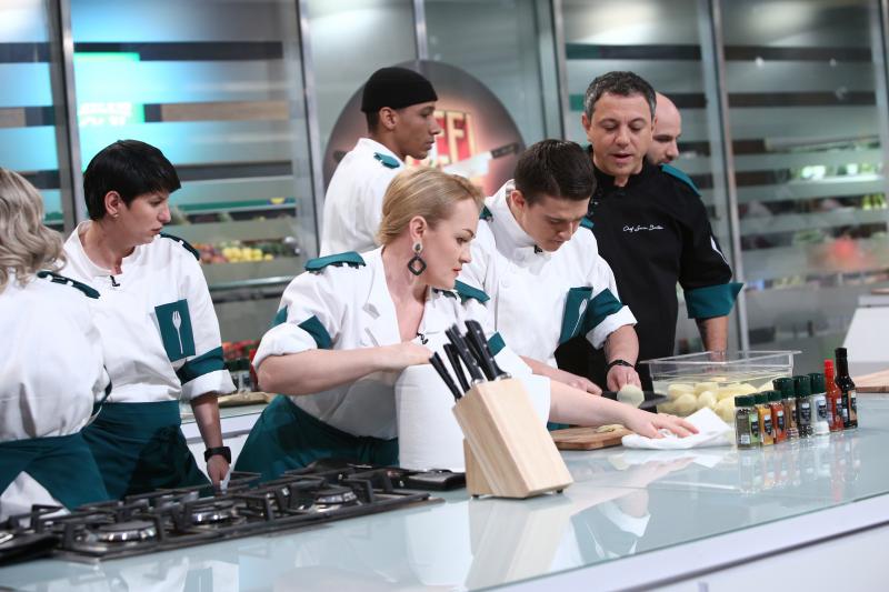 concurenții din echipa verde, alaturi de sorin bontea, in sezonul 9 chefi la cutite, in bucatarie