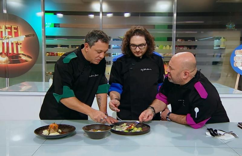 juratii chefi la cutite degustand farfurii in bucatarie