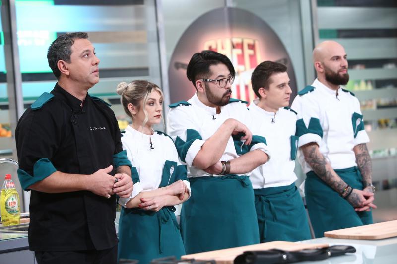 sorin bontea și patru concurenti din echipa verde in bucataria chefi la cutite