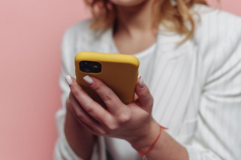 imagine cu o femeie folosind un telefon