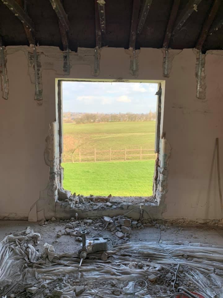 fereastra din biserica veche cumparata de Emily Barratt