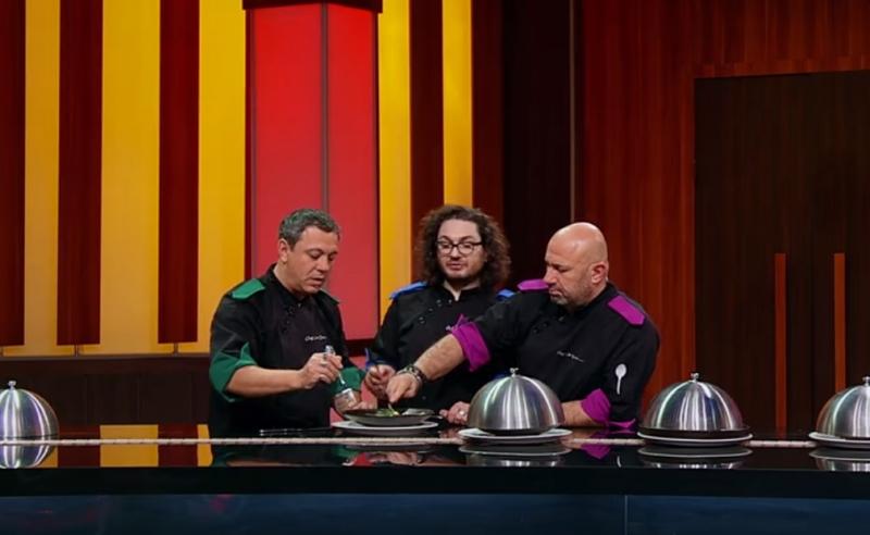 juratii chefi la cutite degustand la masa jurizarii