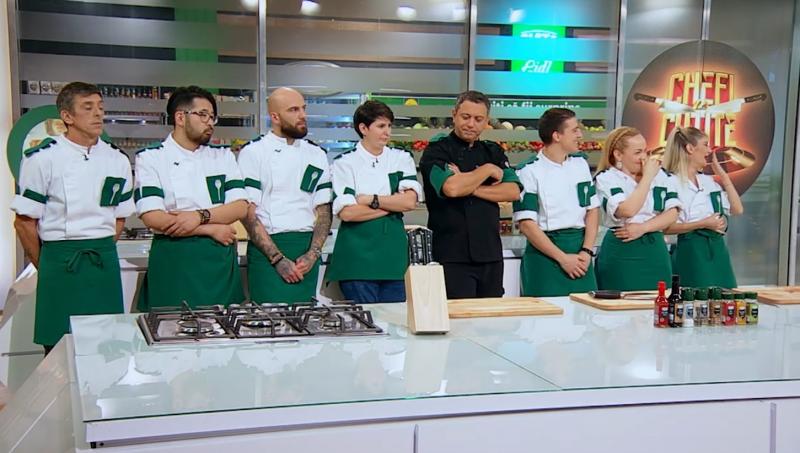 Sorin Bontea, alături de concurenții din echipa verde de la „Chefi la cuțite”