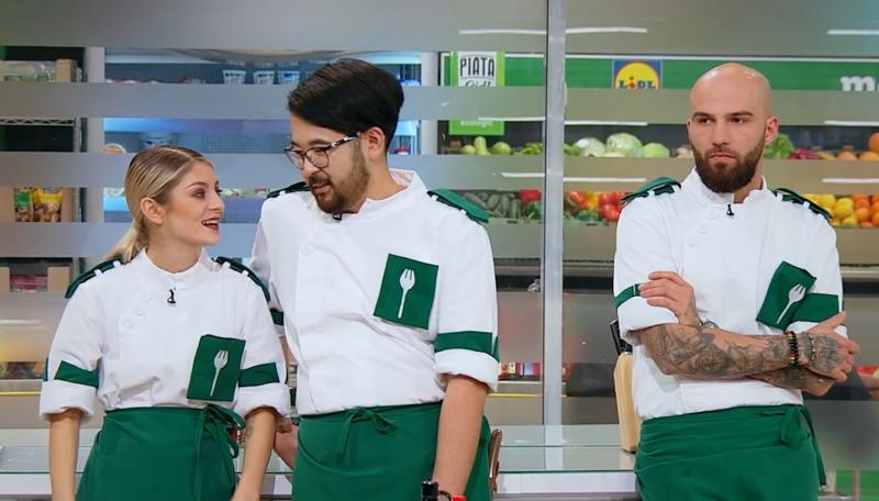 concurenți din echipa verde, in bucataria chefi la cutite