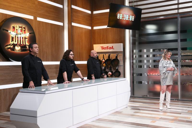 Florin Dumitrescu, Sorin Bontea și Cătălin Scărlătescu si gina pistol in bucataria chefi la cutite