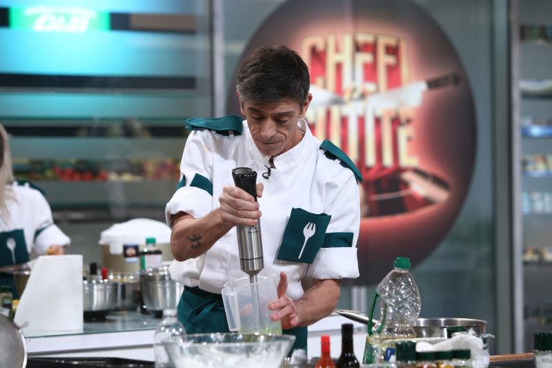 Francisco Jose Garcia Lopez de la „Chefi la cuțite” sezonul 9, gatind in bucatarie