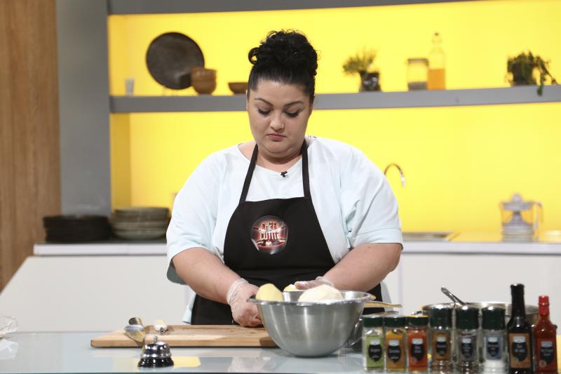 Gabriela Porumbel in auditiile chefi la cutite, gatind in bucatarie