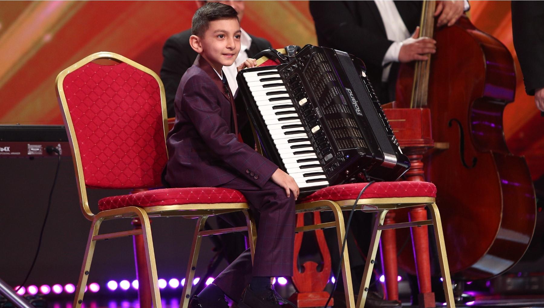 Next Star, 22 mai 2021. Diego Gruia a urcat pe scenă însoțit de taraf și a cântat la acordeon: "Ești mare rău de tot!"
