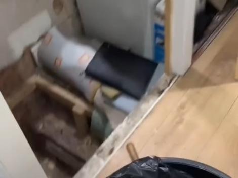 O femeie a vrut să repare dulapul din cămară, dar a trăit o surpriză uriașă. Ce a descoperit sub podea