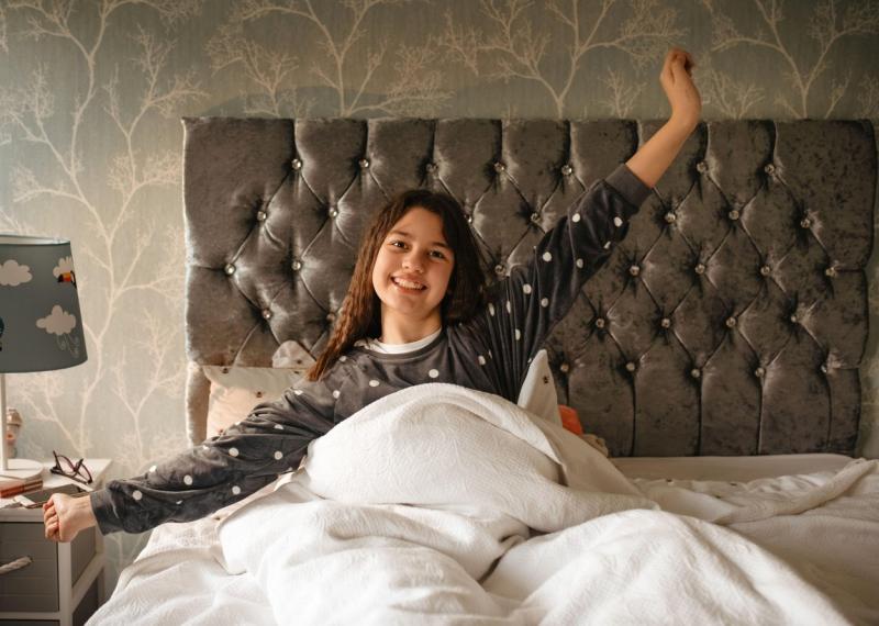 imagine cu un copil in pijama, stand in pat