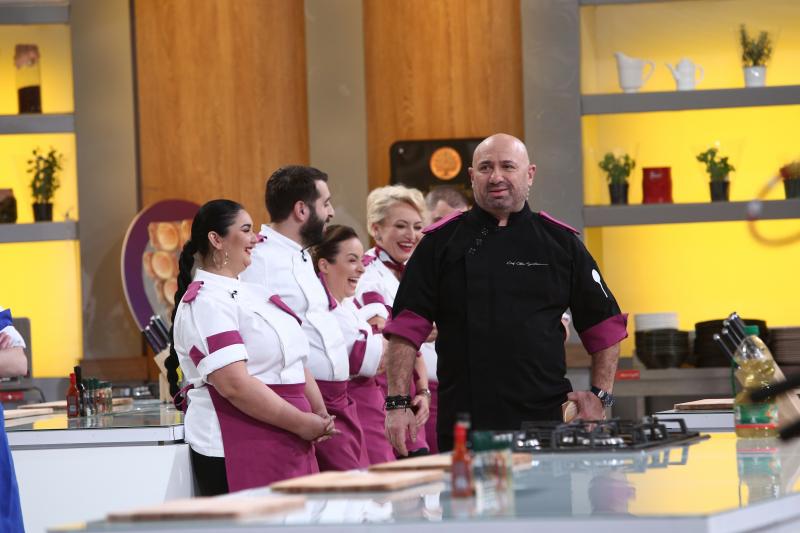 Cătălin Scărlătescu si concurentii din echipa mov