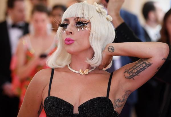 Lady Gaga poate zbura acum în noua ei rochie de dronă zburătoare