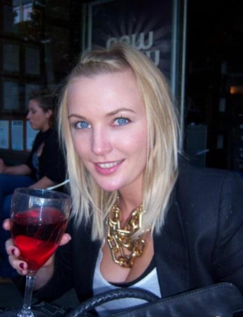 Nicola Farrell, cu un pahar de alcool in mana