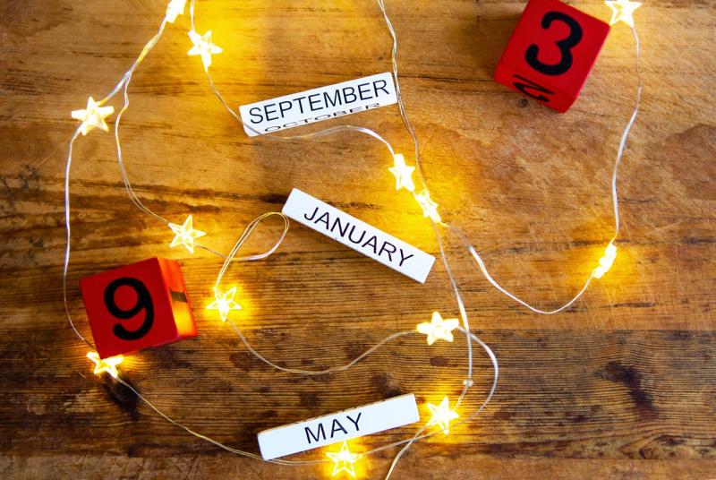 imagine cu trei luni din an si beculete, pe o podea de lemn