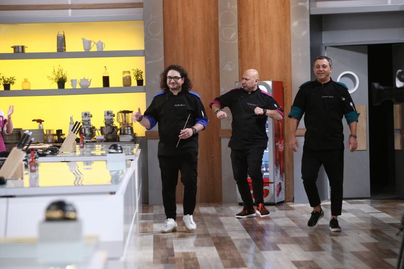 Jurații emisiunii „Chefi la cuțite” intrand in bucatarie