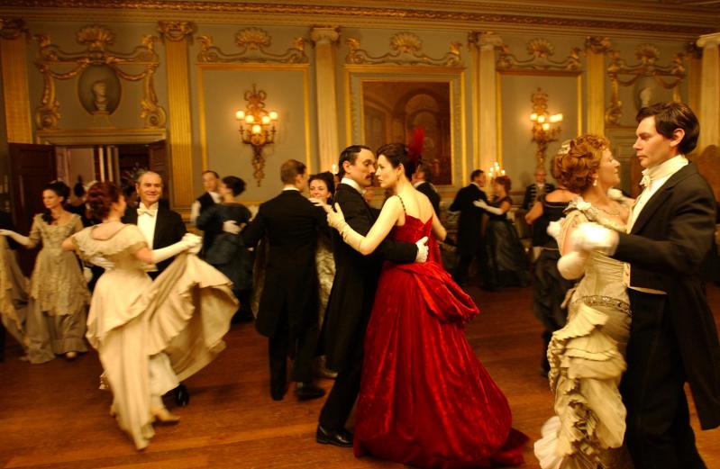imagine/secvență in care personaje din forsyte danseaza la un bal