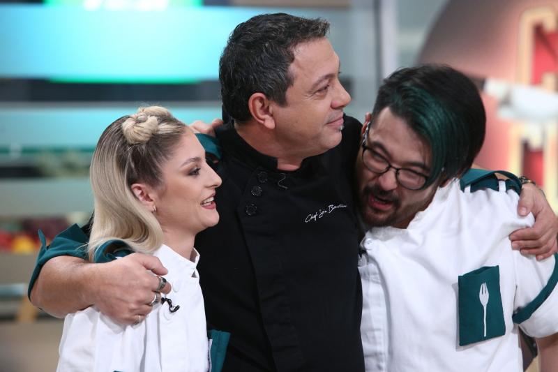 sorin bontea, tinandu-i la piept pe elena matei si pe rikito watanabe