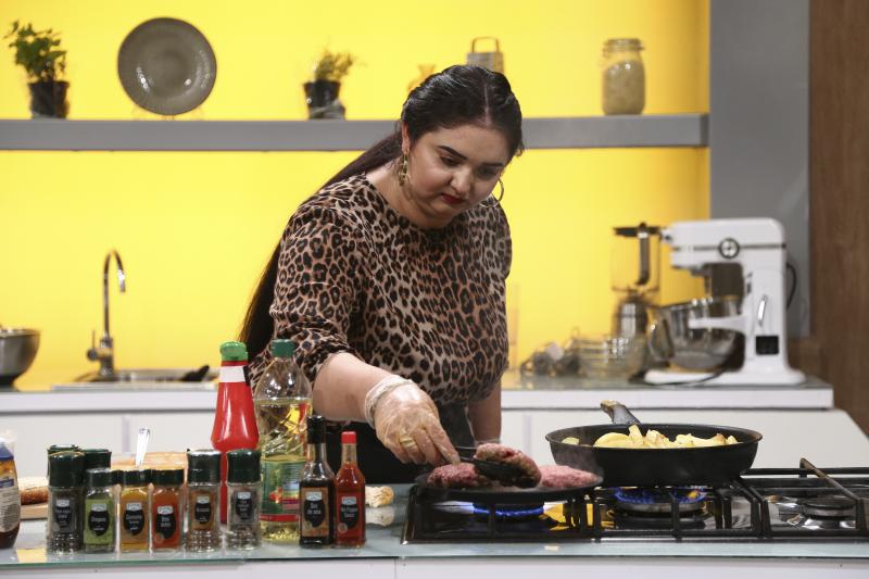Narcisa Birjaru gătind in bucataria chefi la cutite 