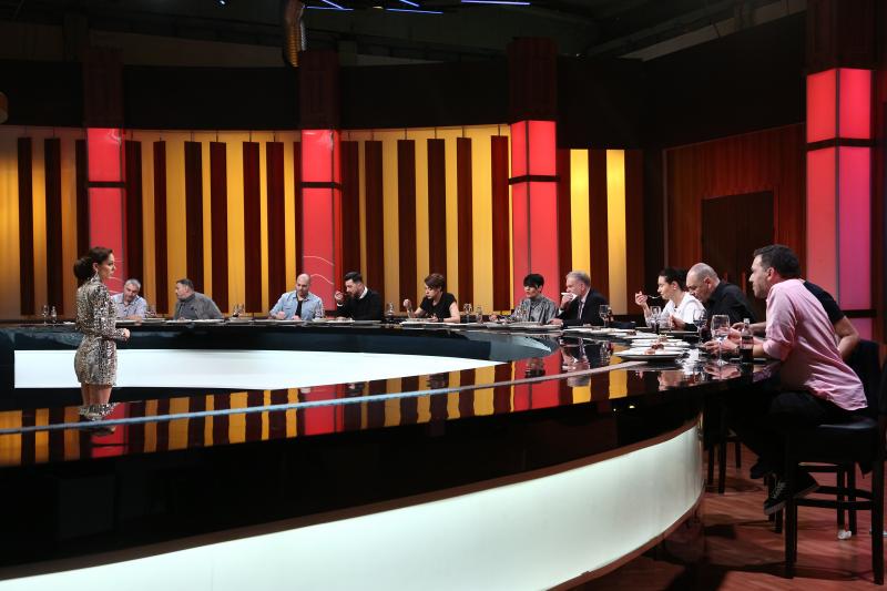 Chefi celebri din România degustand farfurii