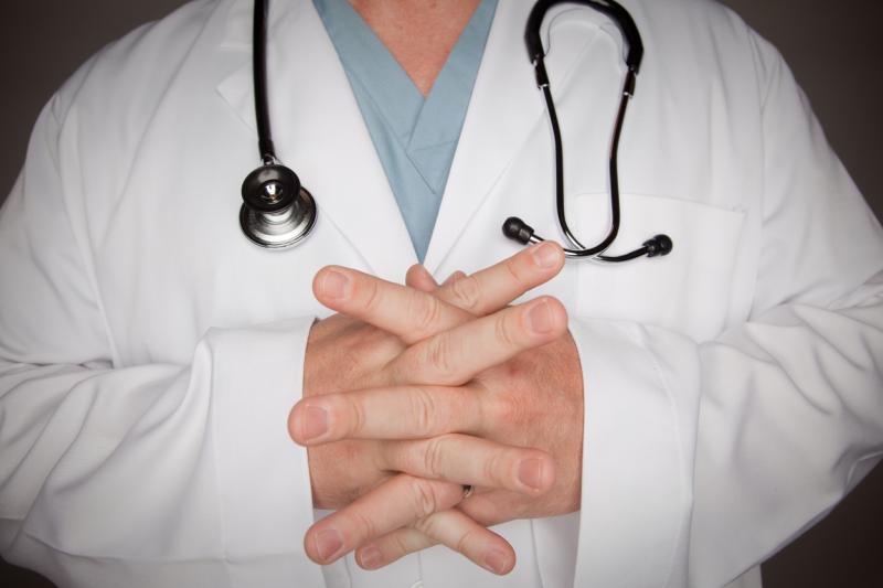 imagine cu mainile incrucisate ale unui medic in halat alb