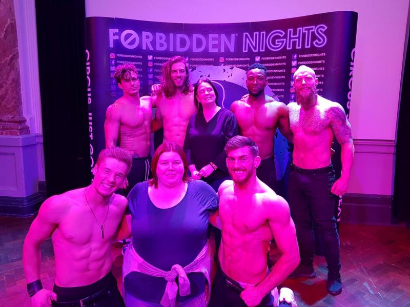 Julie Knight la un show de striptease, inconjurata de barbati