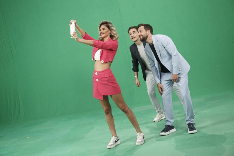 ramona gabor in timp ce isi face selfie, alaturi de razvan simion si dani otil