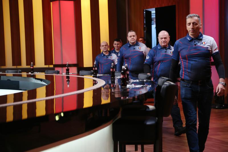 practicanți de tir sportiv, la chefi la cutite