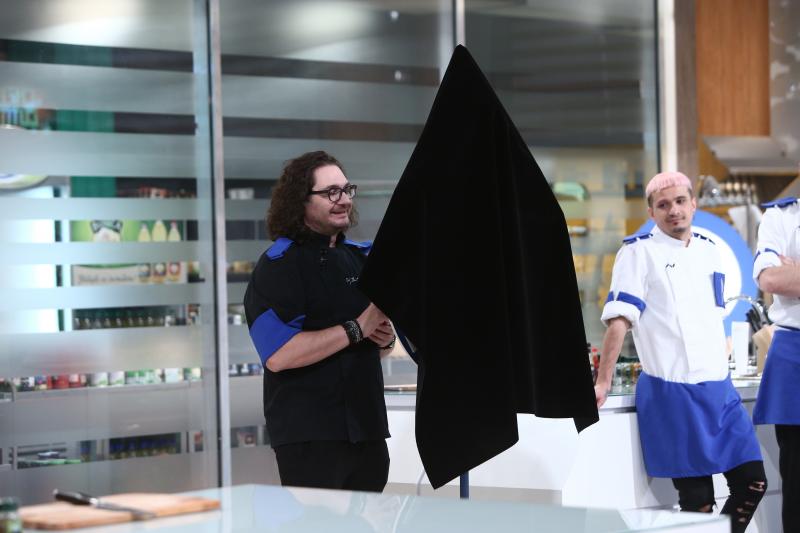 florin dumitrescu tinand roata ingredientelor la cheif la cutite, in bucatarie