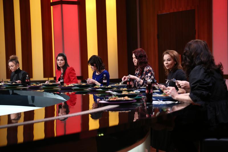 Membri ai Fundației Dan Voiculescu la chefi la cutite