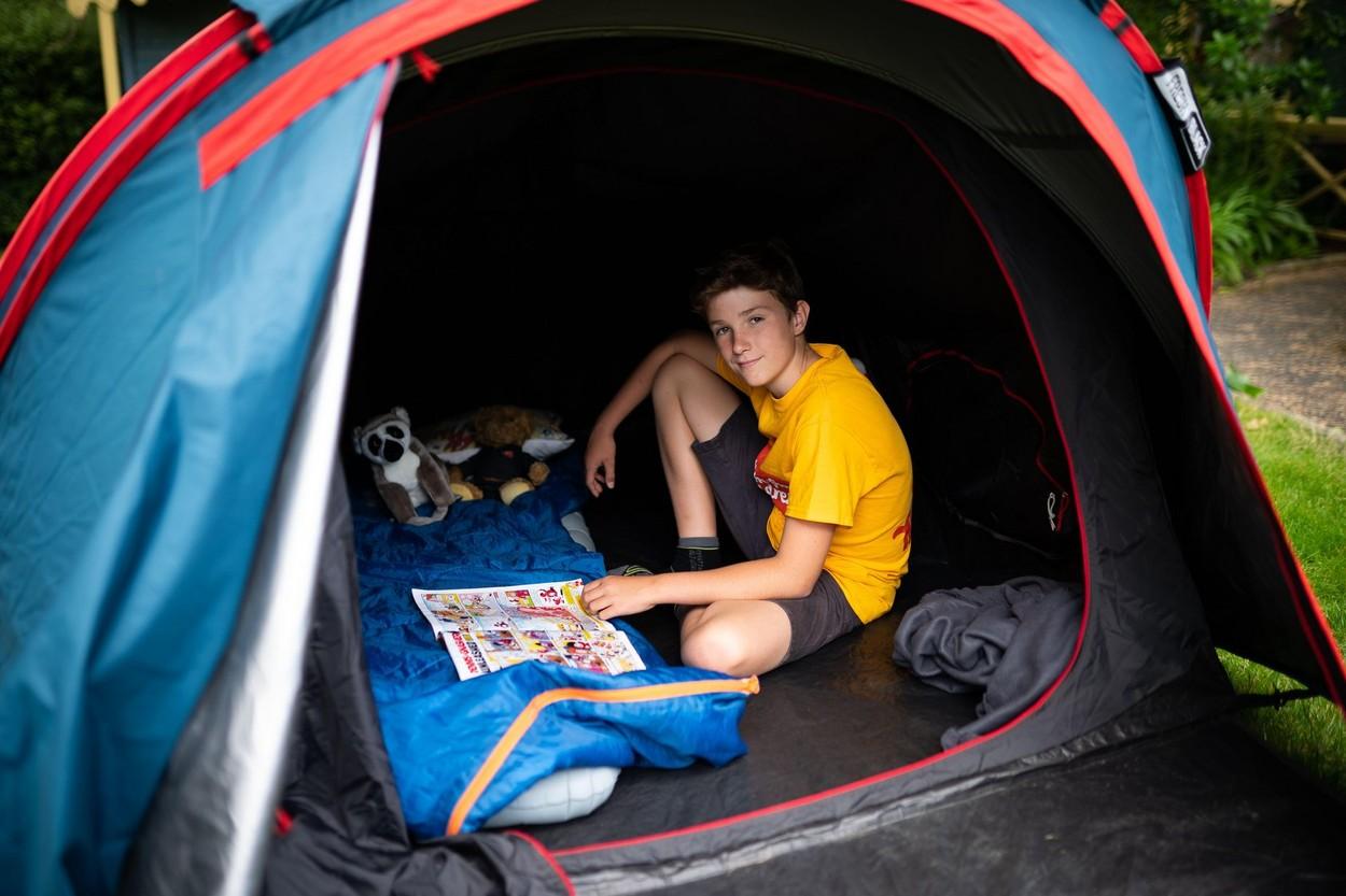 Max Woosey, băiatul care doarme în cort, de peste un an, ca să strângă bani pentru nevoiași. Spune, în glumă, că nu revine acasă