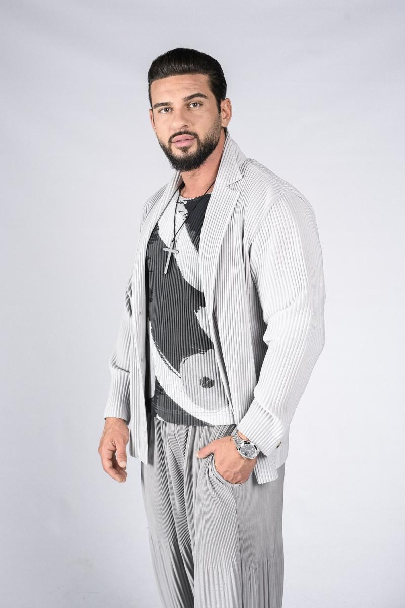 dorian popa in costum alb de raiat