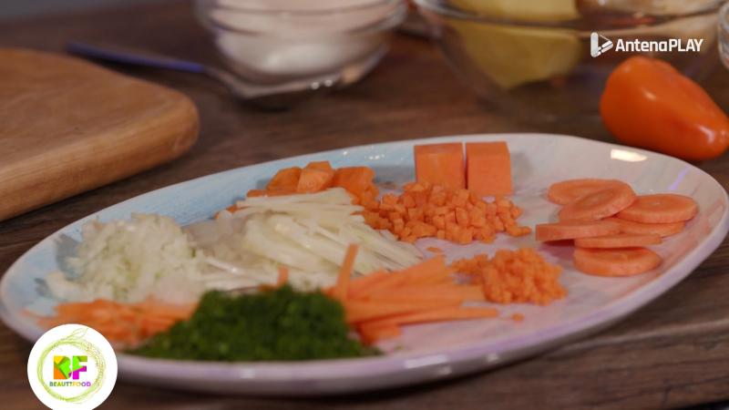 legume taiate in diferite forme, asezate pe o farfurie alba